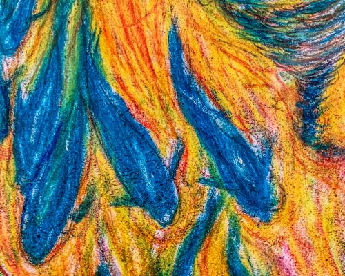 Eine farbenfrohe Nahaufnahme-Zeichnung mit Farbstiften, die eine Gruppe blauer, fischähnlicher Formen darstellt, die durch einen wirbelnden, abstrakten Hintergrund aus gelben, orangefarbenen und roten Flammen schwimmen. Die blaue Farbe bildet einen starken Kontrast zu den warmen Tönen der Flammen. Die Textur der Farbstifte ist deutlich sichtbar und verleiht der Zeichnung einen handgefertigten, künstlerischen Charme.