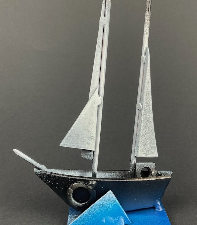 Kunstskulptur eines Segelschiffs aus Eisen von Ulrich Schmied – maritimes Motiv der Ausstellung im Vegesacker Geschichtenhaus 2025